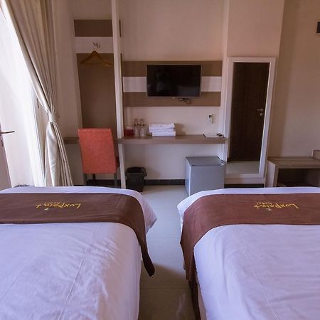 Luxpoint Hotel Baratajaya Surabaya Exterior photo