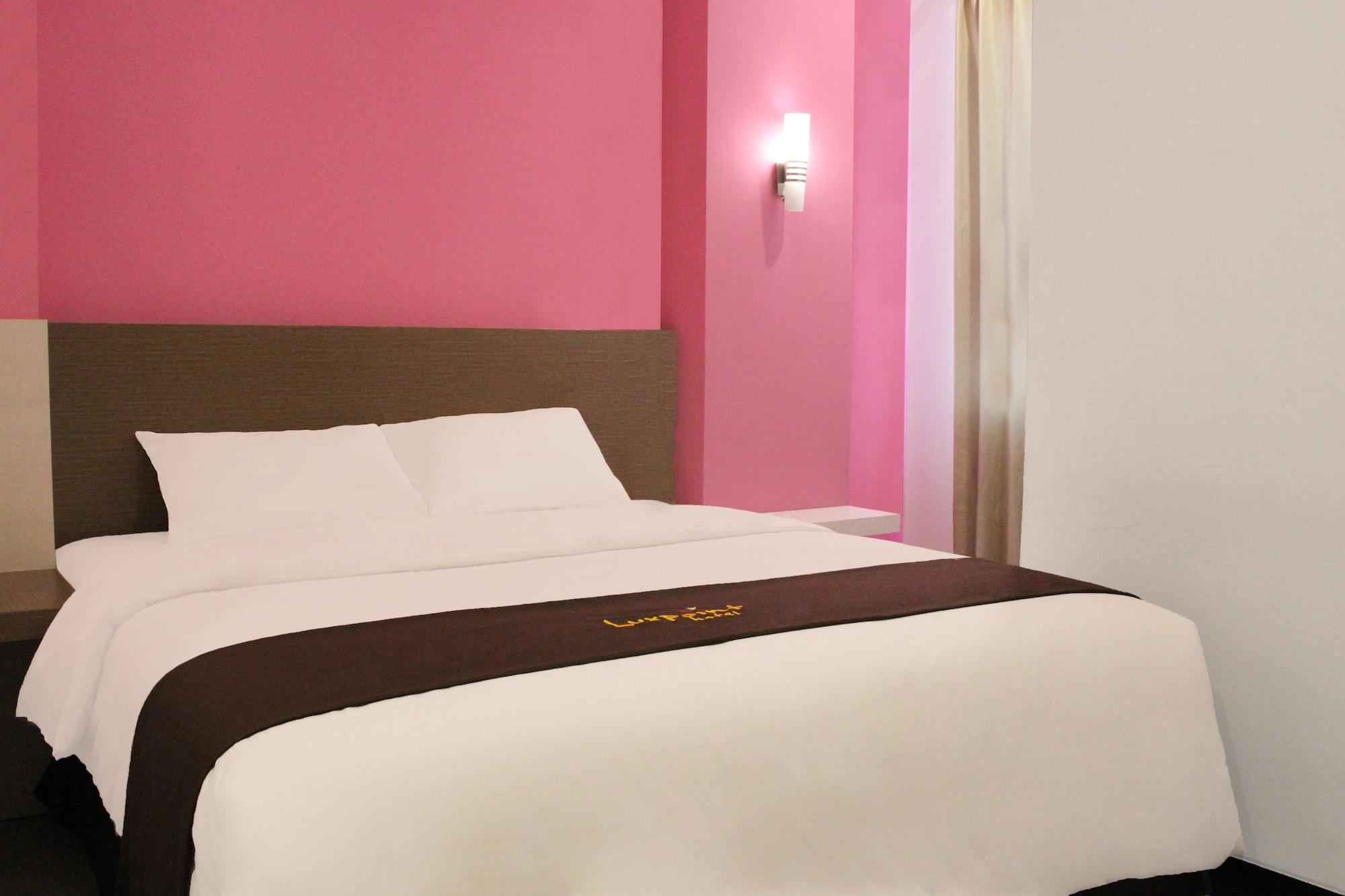 Luxpoint Hotel Baratajaya Surabaya Exterior photo