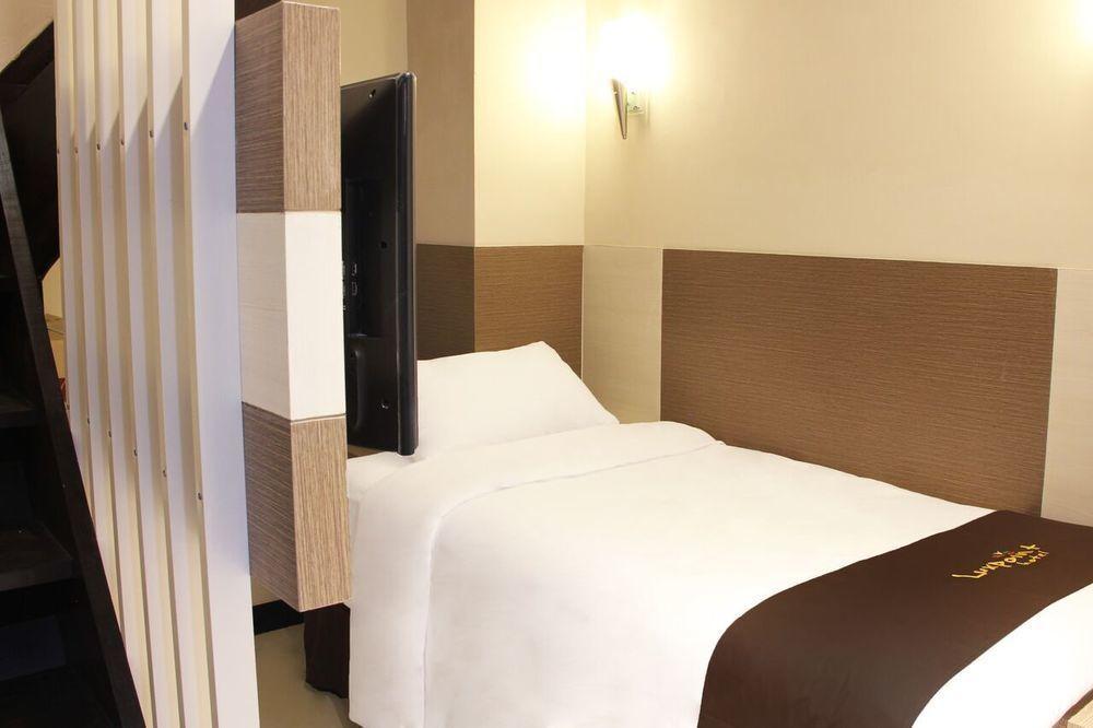Luxpoint Hotel Baratajaya Surabaya Exterior photo