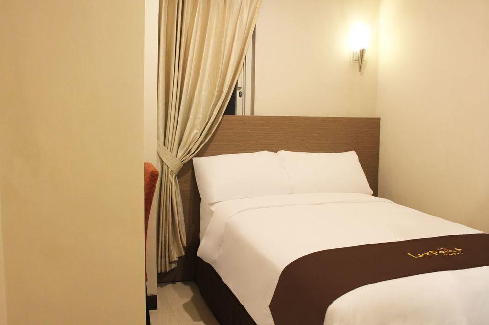 Luxpoint Hotel Baratajaya Surabaya Exterior photo