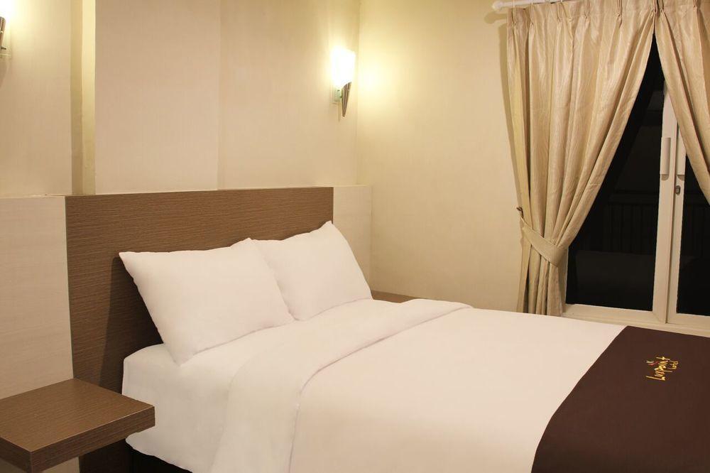 Luxpoint Hotel Baratajaya Surabaya Exterior photo