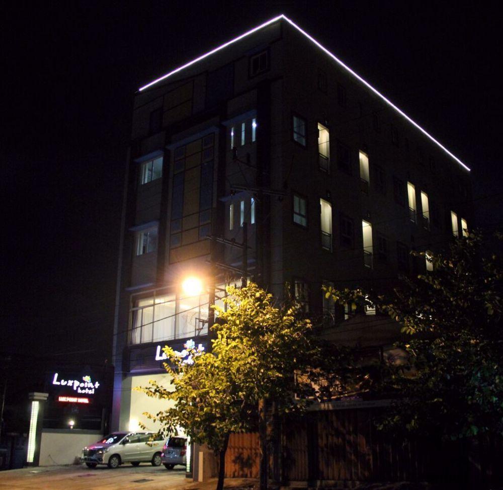 Luxpoint Hotel Baratajaya Surabaya Exterior photo