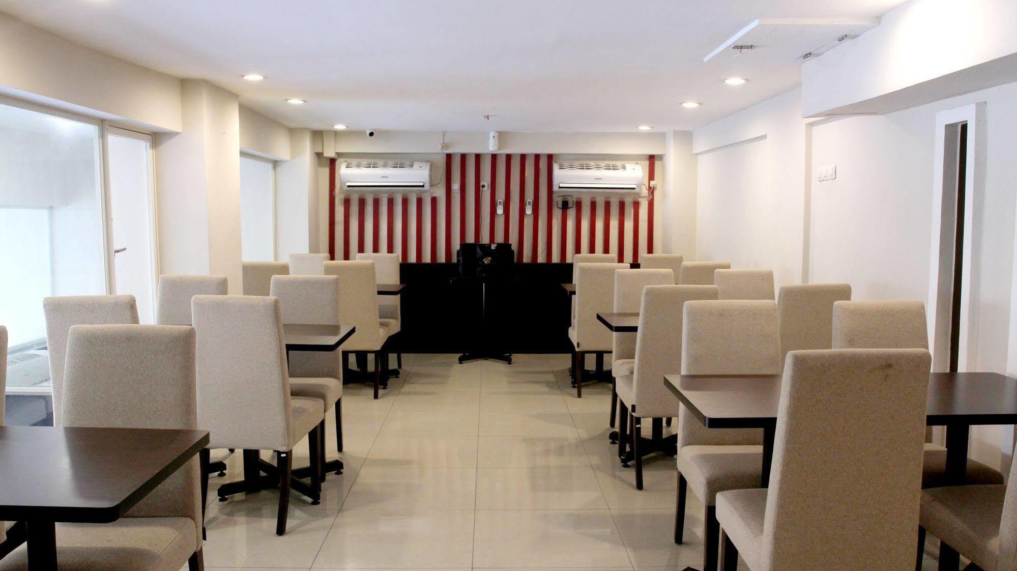 Luxpoint Hotel Baratajaya Surabaya Exterior photo