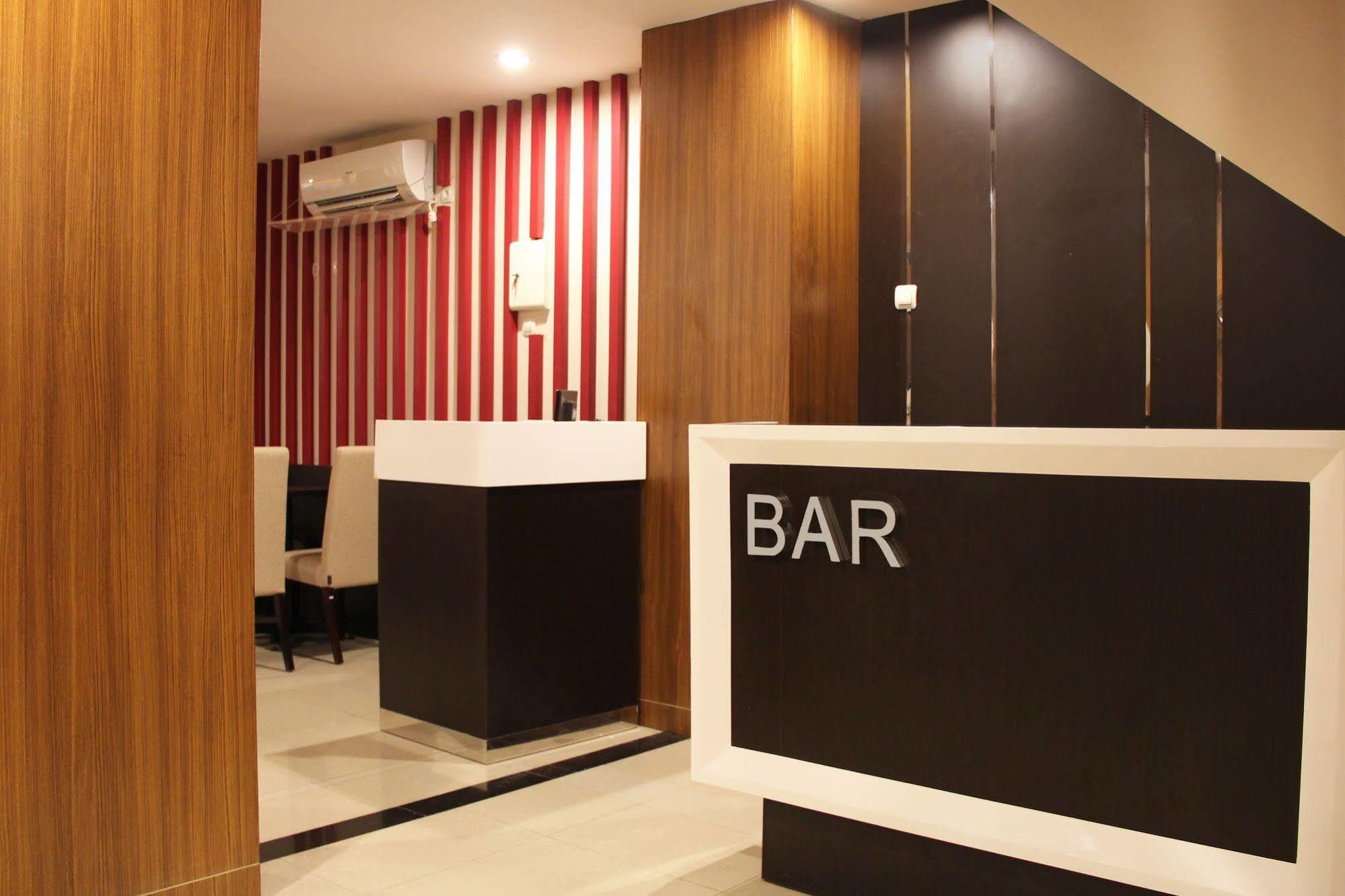 Luxpoint Hotel Baratajaya Surabaya Exterior photo