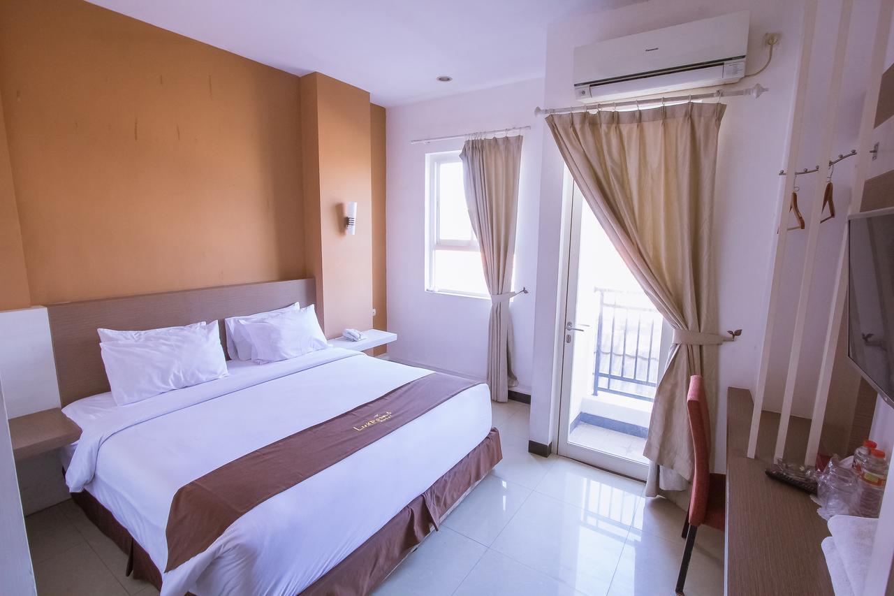 Luxpoint Hotel Baratajaya Surabaya Exterior photo